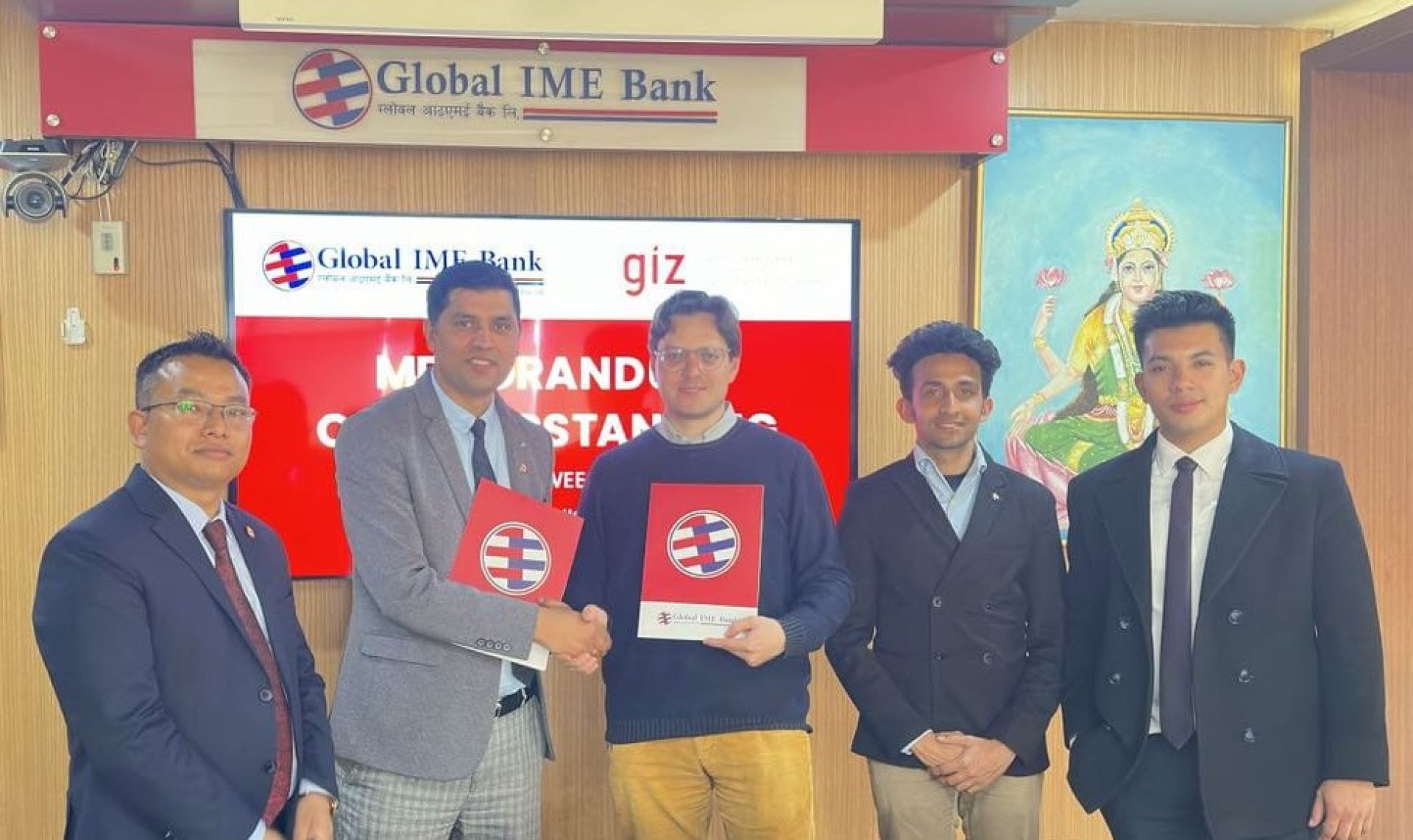 ग्लोबल आइएमई बैंक र जी आई जेडबिच विद्युतीय सार्वजनिक गाडीमा लगानी गर्ने सम्झौता